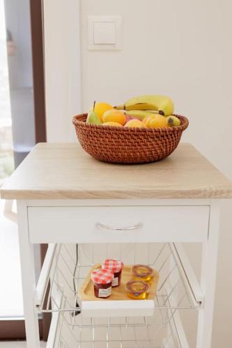 a basket of fruit sitting on top of a table at Elaída - Studio,Θέα θάλασσα & βουνό,Μάνη in Skoutarion