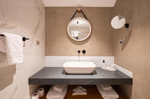 un bagno con lavandino e specchio di Nomad Boutique Hotel Side - Adults Only a Side