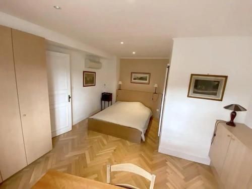 une petite chambre avec un lit et une table dans l'établissement La Grange - Hameau de Montmelian, à Vulaines-sur-Seine