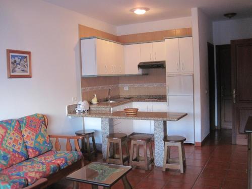 uma sala de estar com um sofá e uma cozinha em Apartamentos Viviendas Vacacionales Pozo de La Salud em Sabinosa