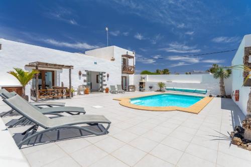 eine Villa mit Swimmingpool und Terrasse in der Unterkunft Bodega Botanica - Shared Pool - Central Island Location - 10 mins drive to Famara and La Santa in Tiagua
