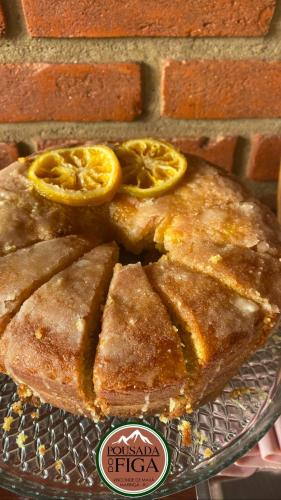a plate with slices of bread with orange slices on it at Chalés do Figa in Visconde De Maua