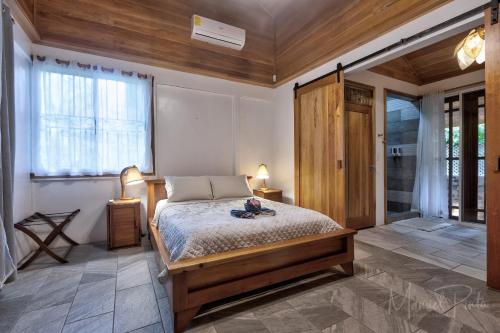 Postel nebo postele na pokoji v ubytování Our Beachfront Bungalow