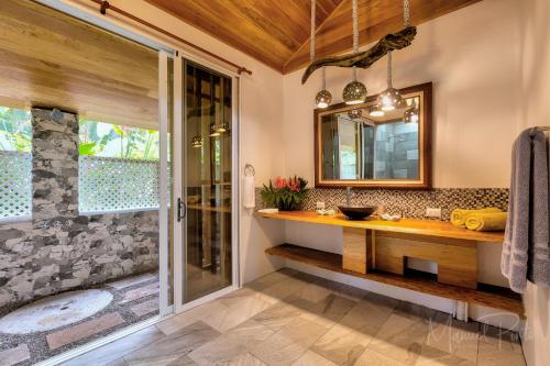 Koupelna v ubytování Our Beachfront Bungalow