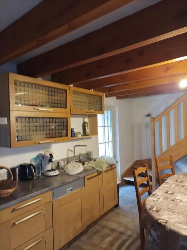 - une cuisine avec un évier et une table dans une chambre dans l'établissement Gîte le Coumis, à Saint-Salvy-de-la-Balme