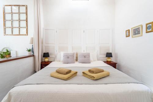 Ένα ή περισσότερα κρεβάτια σε δωμάτιο στο Sala Botanica Studio - Shared Pool - Central Island Location - 10 mins drive to Famara and La Santa