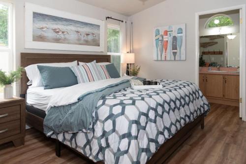 Ένα ή περισσότερα κρεβάτια σε δωμάτιο στο Funky and Fun Beach Getaway