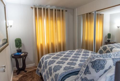 Ένα ή περισσότερα κρεβάτια σε δωμάτιο στο Cozy and Stylishly-Walk To The Beach - Sleeps 5