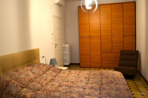 Postel nebo postele na pokoji v ubytování Appartamento Movie nel centro storico di Asti