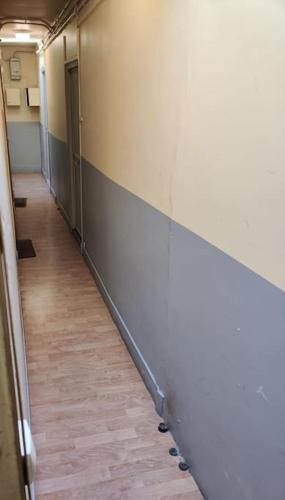 un couloir d'un couloir avec un long couloir sidx sidx dans l'établissement studio cosy Paris 9, à Paris