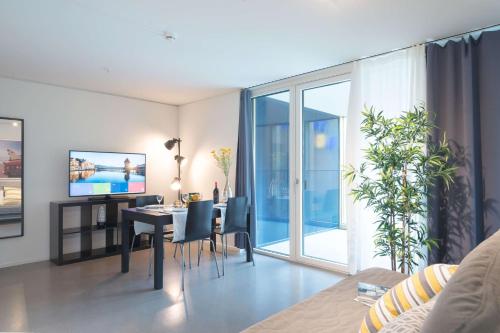 TV a/nebo společenská místnost v ubytování HITrental Allmend Comfort Apartments