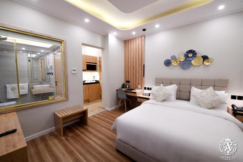 Una cama o camas en una habitación de Arabella Residence