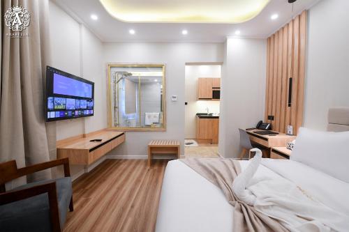 Una televisión o centro de entretenimiento en Arabella Residence