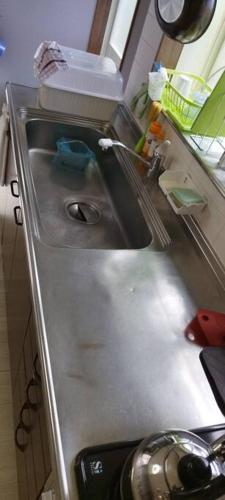 a stainless steel kitchen sink with a faucet at はうす41マイルズ in Katakai