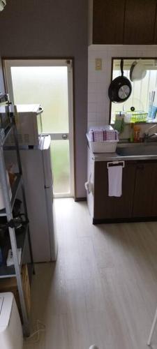 a kitchen with a sink and a counter top at はうす41マイルズ in Katakai