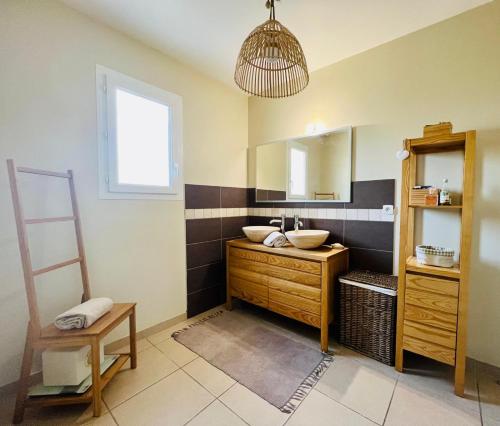 une salle de bain avec un lavabo et un miroir dans l'établissement La villa Louca, à Saint-Saturnin-lès-Apt