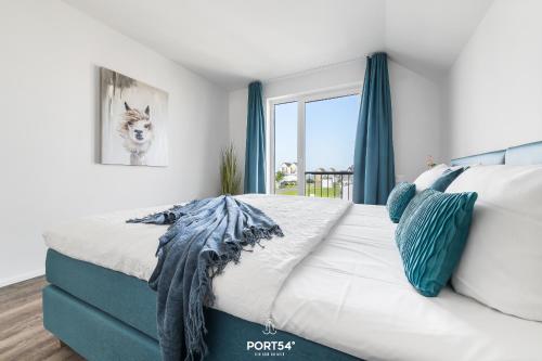 a bedroom with a large bed with a window at Ferienwohnung La Mer Olpenitz in Olpenitz