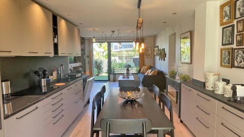 une cuisine et une salle à manger avec une table et des chaises dans l'établissement Victor Marguerite, à Sainte-Maxime