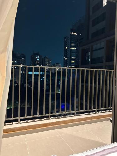 a balcony with a view of the city at night at Studio a 500 metros do Allianz Parque, moderno, com piscina e academia in Sao Paulo