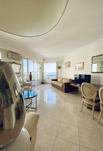 un salon avec un canapé et une table dans l'établissement Splendide appartement face Croisette - SOU3528, à Cannes