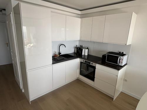 Η κουζίνα ή μικρή κουζίνα στο Splendide appartement avec panorama mer, proche Monaco