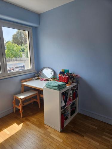 a room with a desk and a window at Chambre - Vanves Porte de Versailles in Vanves
