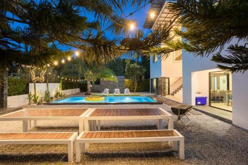 Bazén v ubytování Relax Pool Villa nebo v jeho okolí