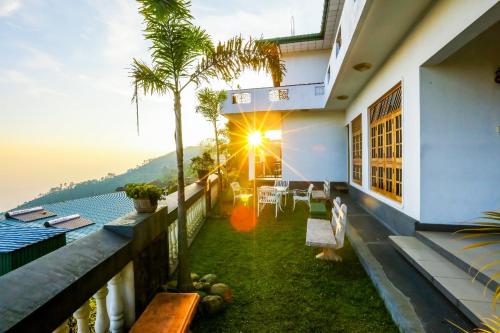 a balcony of a house with a view of the ocean at Srilak View Holiday Inn in Haputale