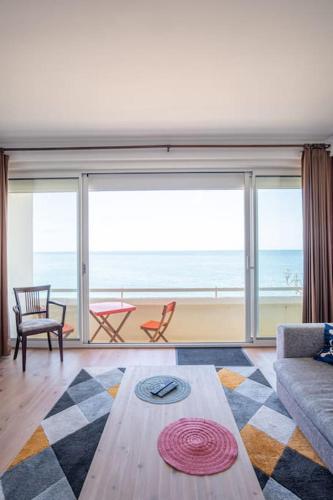 un salon avec vue sur l'océan dans l'établissement L'Appel de la mer - Front de mer Parking privatif, à Étretat