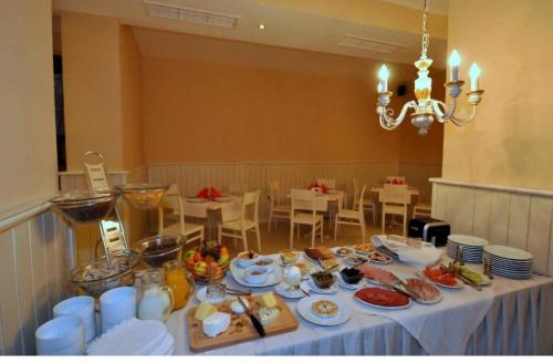 une table avec des assiettes de nourriture dessus dans l'établissement Guest Suite, à Bansko