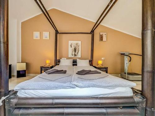 En eller flere senge i et værelse på 102 - Penthouse Apartment with Views and Pool!