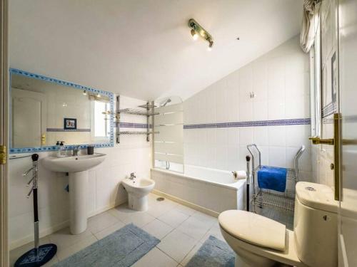 Et badeværelse på 102 - Penthouse Apartment with Views and Pool!