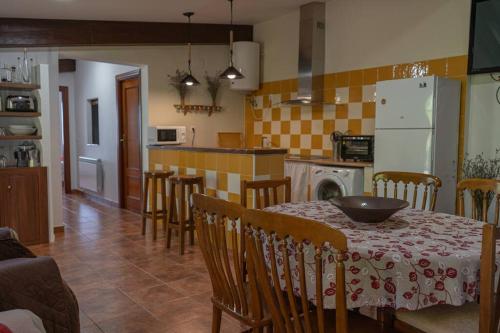 Kuchyň nebo kuchyňský kout v ubytování Casa con jardín y piscina privada
