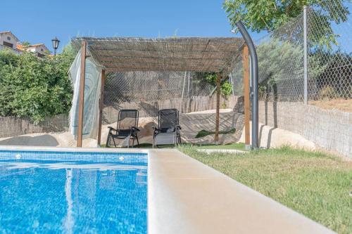 Bazén v ubytování Casa con jardín y piscina privada nebo v jeho okolí