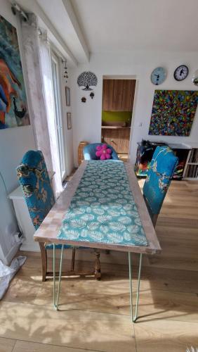 une salle à manger avec une table et des chaises dans l'établissement Petit cocon avec jardin, parking et plage à 150m, Le Havre, à Le Perrey