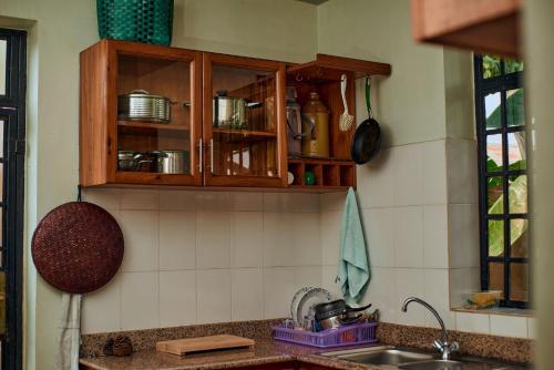 アルーシャにあるMama Ket Homes Arushaの木製のキャビネットとシンクを備えたキッチン
