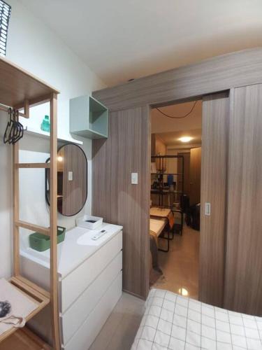 Krevet ili kreveti u jedinici u okviru objekta Modern Rustic 1-Bed Condo in MoA Complex