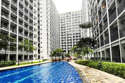Bazen u ili blizu objekta Modern Rustic 1-Bed Condo in MoA Complex