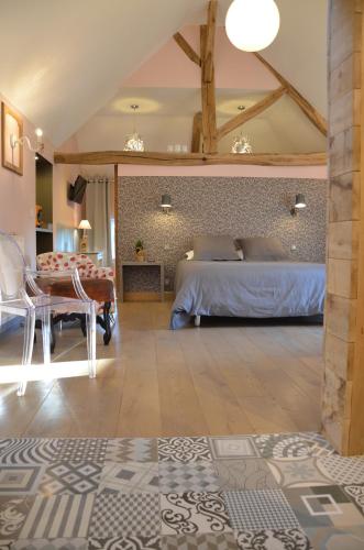 une chambre avec un lit, une table et des chaises dans l'établissement La villa des Chouettes, à Maisons-lès-Chaource