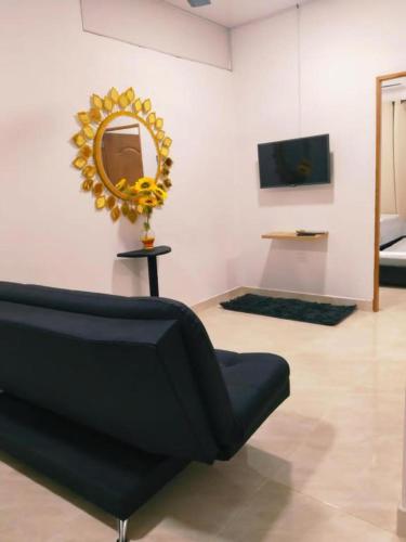 uma sala de estar com um sofá e um espelho em Apartamento Capri 1 em Puerto Triunfo