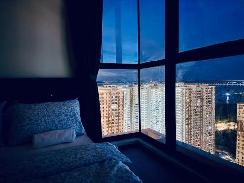 una camera da letto con un letto e una grande finestra di The Best Luxury suites Asia Spacious 3BR Sea View a Jelutong