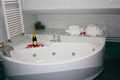 wanna z butelką wina i ręcznikami w obiekcie SIGIS HOTEL - Fiumicino w mieście Fiumicino