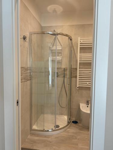una doccia con una porta in vetro in un bagno di Casa Erminia a Caserta