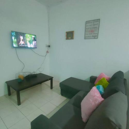 Телевизор и/или развлекательный центр в Taman Tinah Homestay