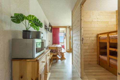 une chambre avec une cuisine et une chambre avec des lits superposés dans l'établissement Smartstay Flocon - La plagne - Les Coches, à Bellentre