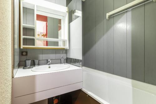 une salle de bain avec un lavabo et un miroir dans l'établissement Smartstay Flocon - La plagne - Les Coches, à Bellentre