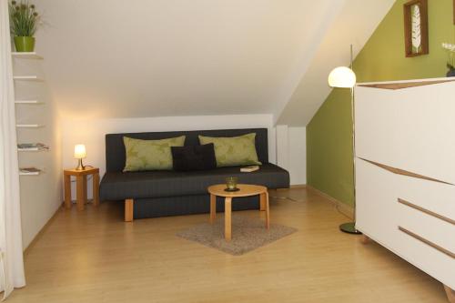 a living room with a couch and a table at Ferienhaus "Kleine Auszeit" in Pleinfeld