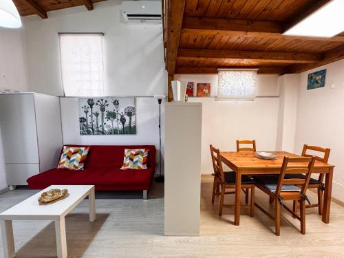 een keuken en eetkamer met een tafel en een bank bij Cami s holidays home mare in Catania