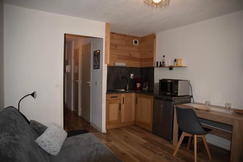 Kuchyň nebo kuchyňský kout v ubytování Poutran 2, studio 4 personnes au pied des pistes avec grande terrasse