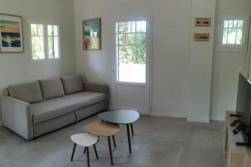 ラ・テスト・ド・ビュシュにあるMaison Alisan - Dune du Pilatのソファとテーブル2つがあるリビングルーム